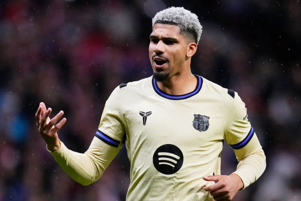 Liverpool : Ronald Araujo encaisse la mauvaise nouvelle !